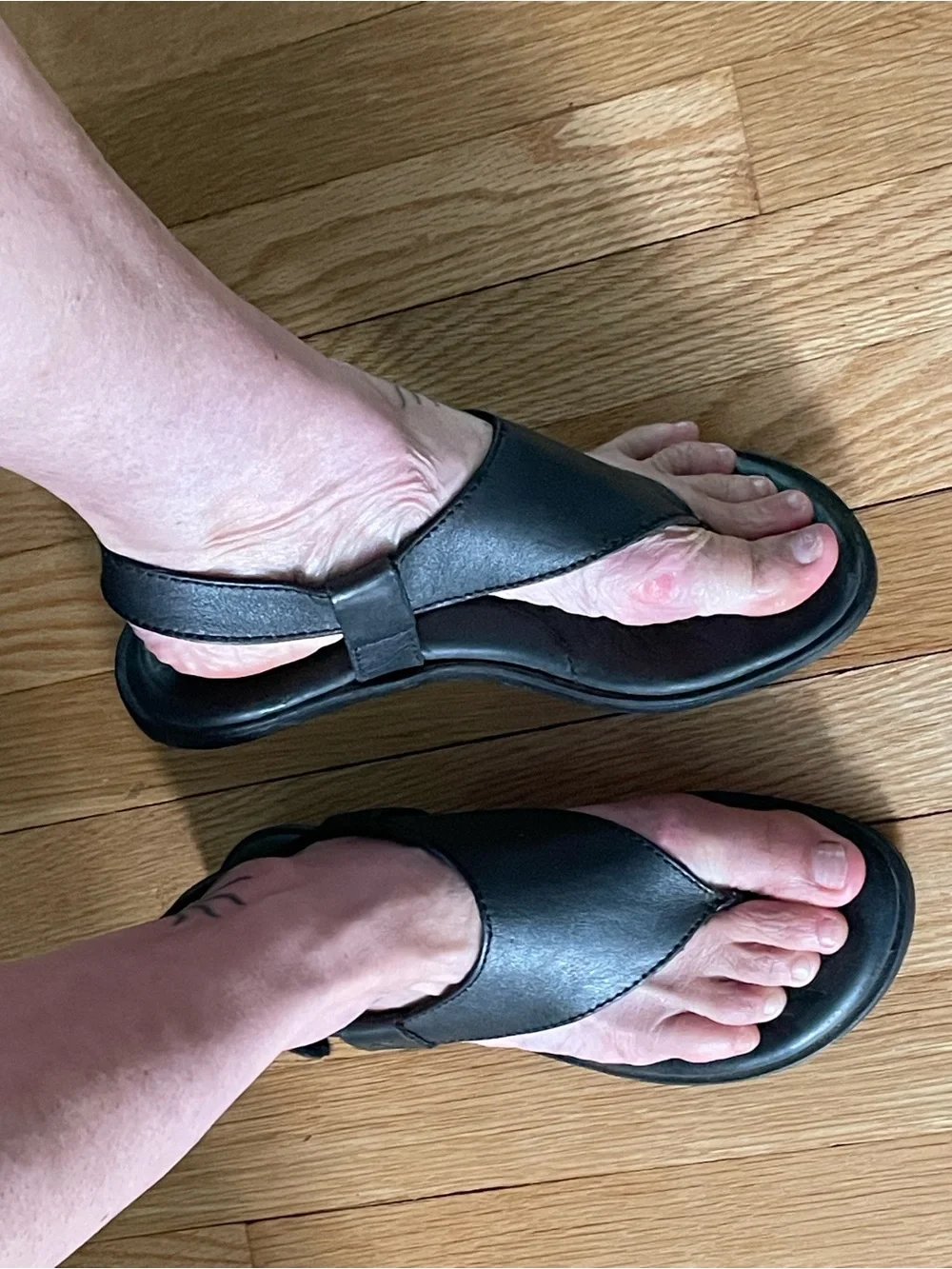 Born Black Leather Thong Style Adjustable Back Strap Sandals Size 6